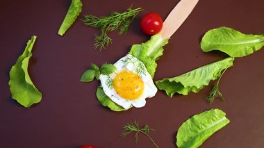 Mutfakta salata yapraklı, kahverengi arka planda lezzetli yumurta yakın plan..