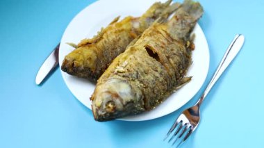 Kızartma tavasında tereyağı ve baharatla kızartılmış sazan balığı..