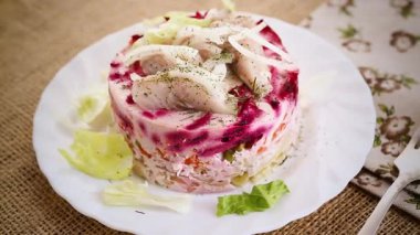 Ringa balığı, pancar kökü ve mayonezli şenlikli salata.