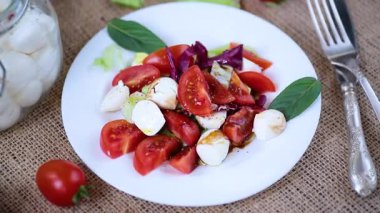 Akşam yemeğinde klasik İtalyan Caprese salatası.
