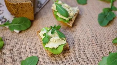 Ringa ezmeli sandviç ve çuval bezli yeşillikler.