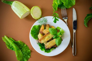 Kahverengi arka planda altın kızarmış kabak..