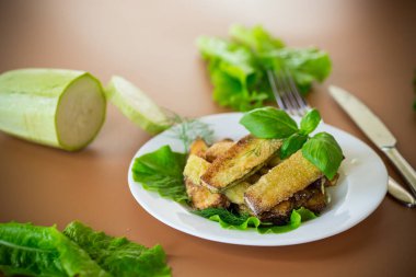 Kabak, çıtır çıtır ve kahverengi arka planda taze salata..