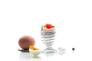 Beyaz arka planda izole edilmiş kırmızı havyarlı ve haşlanmış yumurtalı kahvaltı..