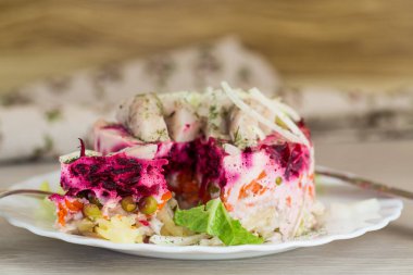 Ringa balığı, pancar kökü ve mayonezli şenlikli salata..