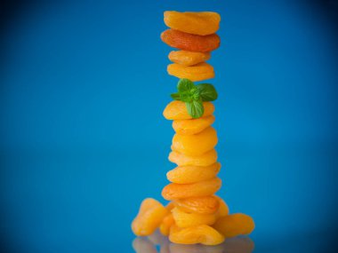 Stüdyo çekiminde taze naneli doğal kurutulmuş kayısılar..