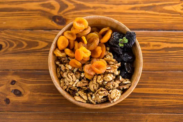 Doğal kurutulmuş erik, kurutulmuş kayısı ve fındıklar makro fotoğrafta yakın plan..