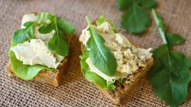 Ev yapımı çavdar ekmeği, ringa ezmesi ve çuval bezli roka.