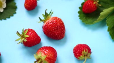 Olgun kırmızı çilek mavi bir arka plan üzerinde