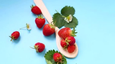 Olgun kırmızı çilek mavi bir arka plan üzerinde