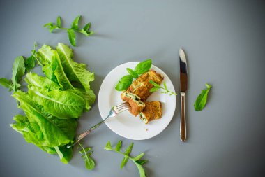 Protein omleti, masada yeşillikler, üst manzara..