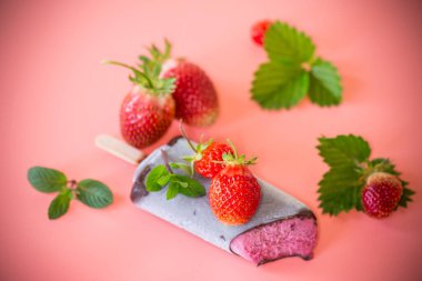 Dondurmayı çilek ve nane yapraklarıyla tazeliyorum..
