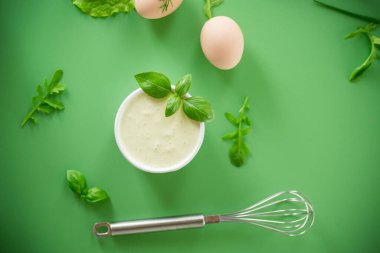 Fesleğenli mayonez ve yukarıdan çırpma malzemesi..