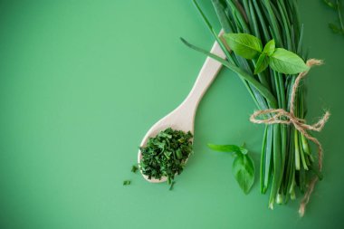 Yeşil arka planda kuru ve taze taze soğanlar..