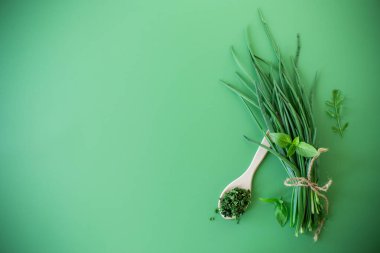 Yeşil arka planda kuru ve taze taze soğanlar..