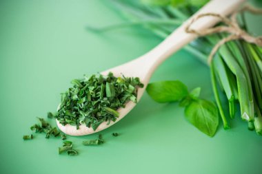 Ev yemeklerinde kışa kurutulmuş soğan hazırlıyorum..