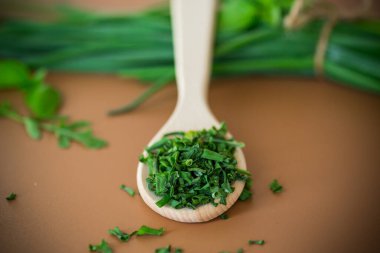 Kahverengi arka planda kuru ve taze taze soğanlar..