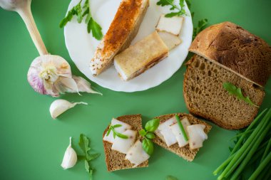 Yeşiller ve ev yapımı domuz yağıyla klasik Ukrayna atıştırması..