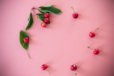 Sulu olgun kirazlar Yukarıdan yakından görünüyor.