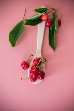 Minimalist kompozisyonda parlak kirazlar.