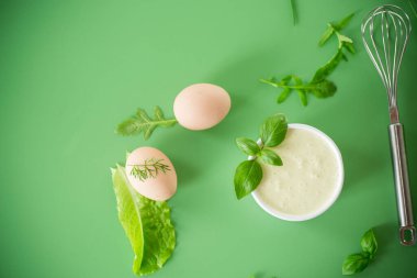 Yumurtadan kremalı mayonez ve çırpılmış otlar..