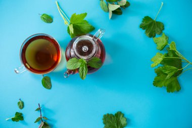 Naneli ve üzümlü çay fincanının üst görüntüsü..