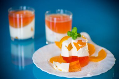 Yoğurt kremalı ve meyveli jöleli tatlı..