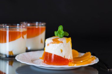 Işıl ışıl jöleli hafif süt tatlısı.