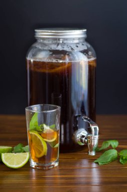 Cam bir kavanozda taze kombu çayı ve limonlu bir bardak..