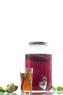 Beyaz arkaplanda kombu çayı ile ev yapımı kombu çayı başlatıcıName.