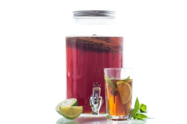 Beyaz arka planda kabarcıkları ve yeşilliği olan altın kombu çayı.