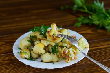 Sebze ve aromatik baharatlı kızarmış lahana..