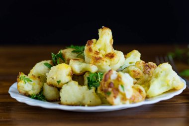 Maydanozlu gevrek karnabahar manzarası.