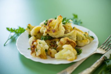 Yeşil arka planda aromatik baharatlı sebze tabağı..