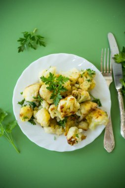 Yeşil arka planda iştah açıcı kızarmış karnabahar..