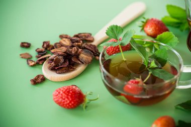 Yukarıdan cam çaydanlıkta çilek çayı.