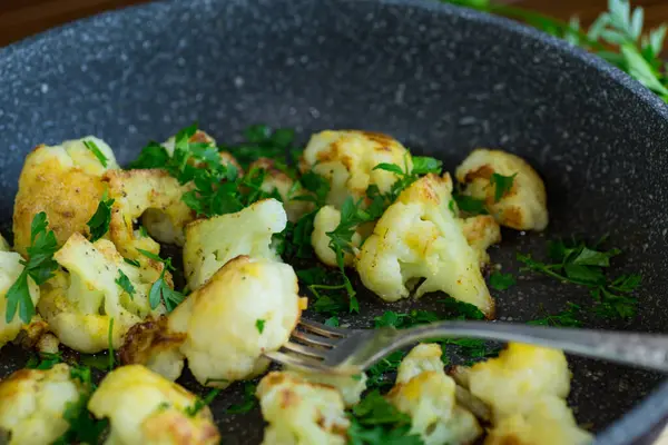 Kızarmış karnabahar, tavada baharat ve otlar..