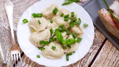 Buharlı ve yeşil soğanlı lezzetli Ukrayna hamur köfteleri..