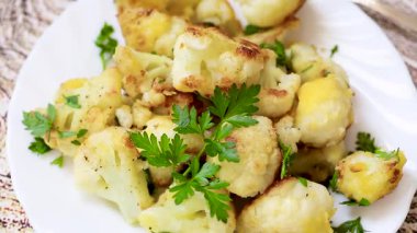 Sebze ve aromatik baharatlı kızarmış lahana..