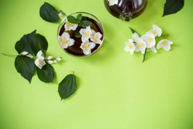 Yukarıdan cam çaydanlıkta yaseminli yeşil çay.