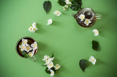 Masada yasemin yaprakları olan doğal yeşil çay..