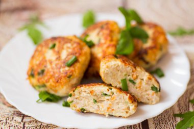 Tahta bir masada nefis tavuk pirzolası..