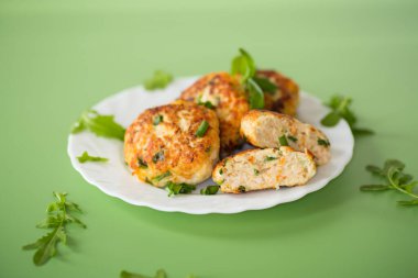 Yeşil arka planda akşam yemeği için servis edilen yağlı tavuk pirzolası..