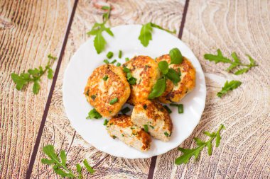 Tahta masada otlu tavuk pirzolası manzarası.