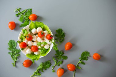 Yeşil ve kiraz domatesli mini mozzarella..