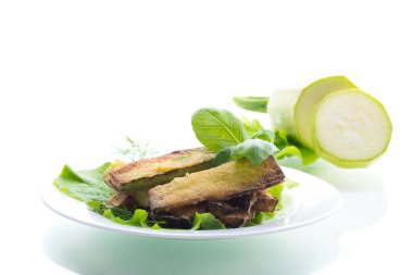 Beyaz arka planda altın kızarmış kabak..