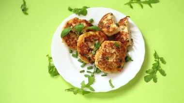 İştah açıcı ev yapımı tavuk pirzolası yeşil arka planda izole edilmiş..