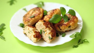 Yeşil arka planda akşam yemeği için servis edilen yağlı tavuk pirzolası..