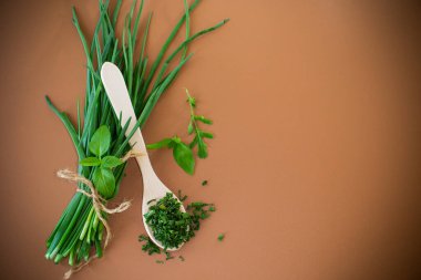 Kahverengi arka planda kuru ve taze taze soğanlar..