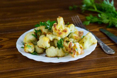 Lahana ve bitkilerle dolu kırsal sebze yemeği..